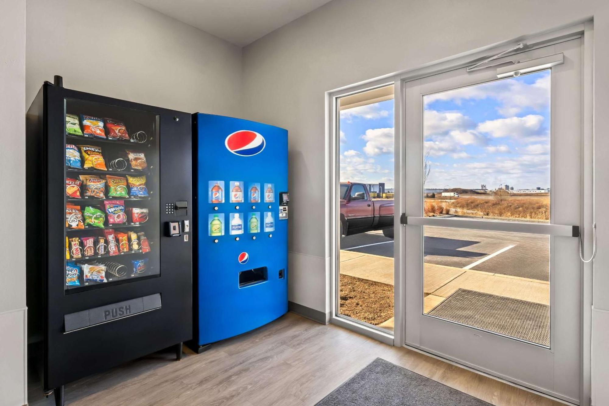 Woodspring Suites Easton Nazareth Bagian luar foto